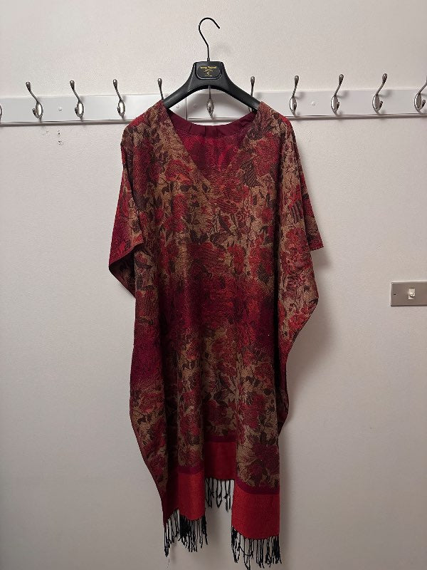 Ponch rautt með blómamynstri