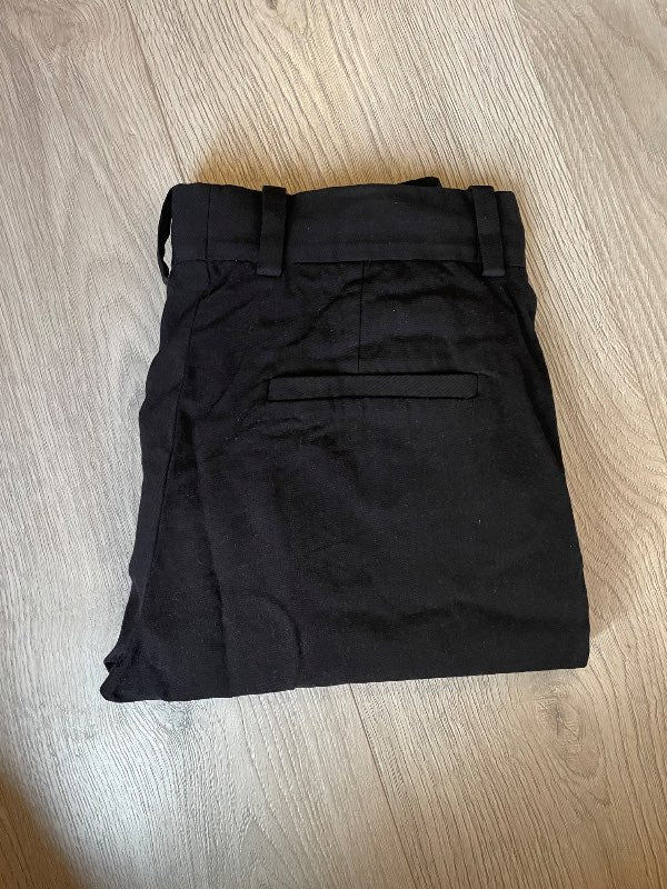 Svartar COS buxur, beint og cropped snið