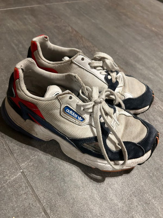 Adidas skór