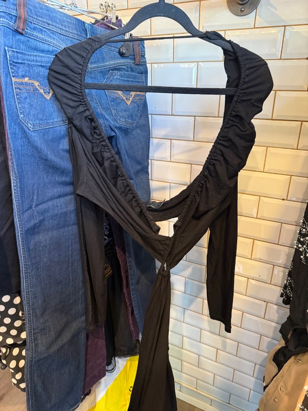 Svartur bundinn cut out kjóll