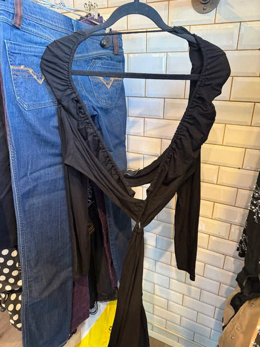 Svartur bundinn cut out kjóll