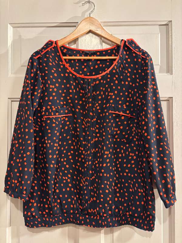 Appelsínugul og blá skyrta