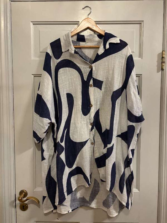 Blá og hvít skyrta