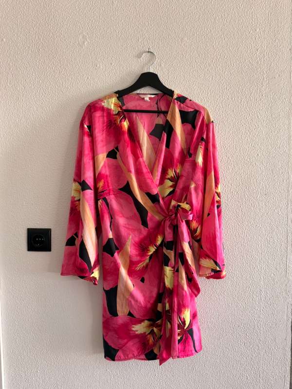 Bleikur H&M kimono-kjóll með blómamynstri