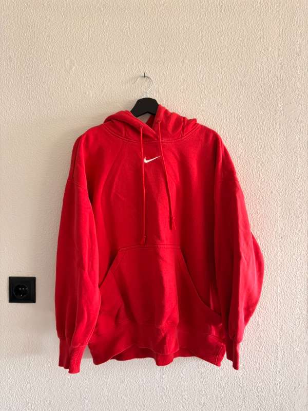 Rauð Nike hettupeysa