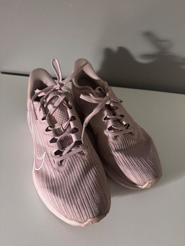 Nike bleikir skór