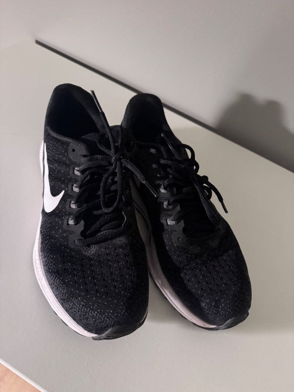 Svartir Nike skór