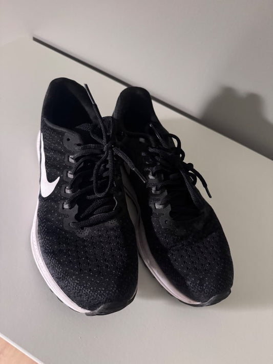 Svartir Nike skór