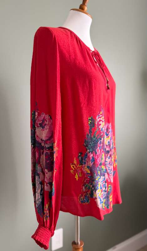 Anthropologie rauð útsaumuð blússa með blómum