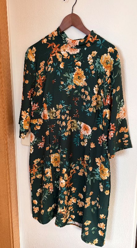 H- Reserved kjóll grænn m/ gulum blómum