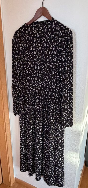 H- JDY kjóll, svartur með hvítum blómum