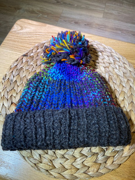 Wool hat with pompom blue