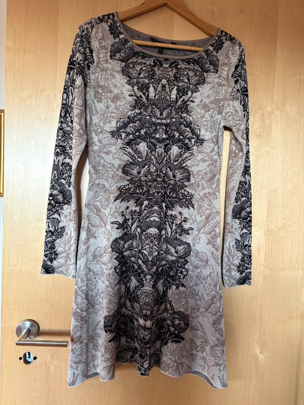 Prjónakjóll BCBGMAXAZRIA