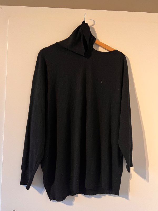Zara asymmetric peysa svört