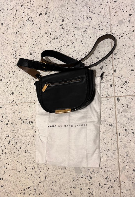 Svört taska, Marc by Marc Jacobs, með “dust bag”