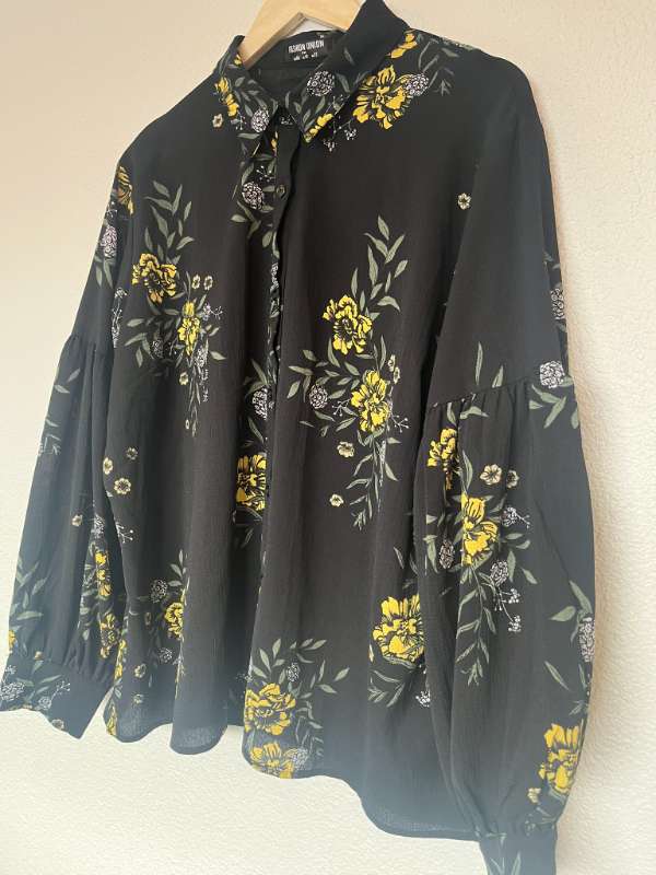 Svört skyrta gul blóm plus size