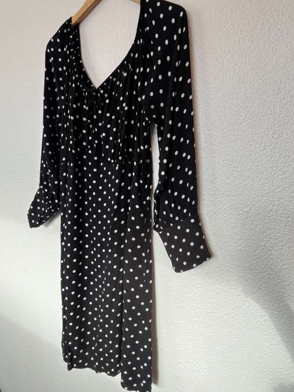 Svartur doppóttur sparikjóll plus size