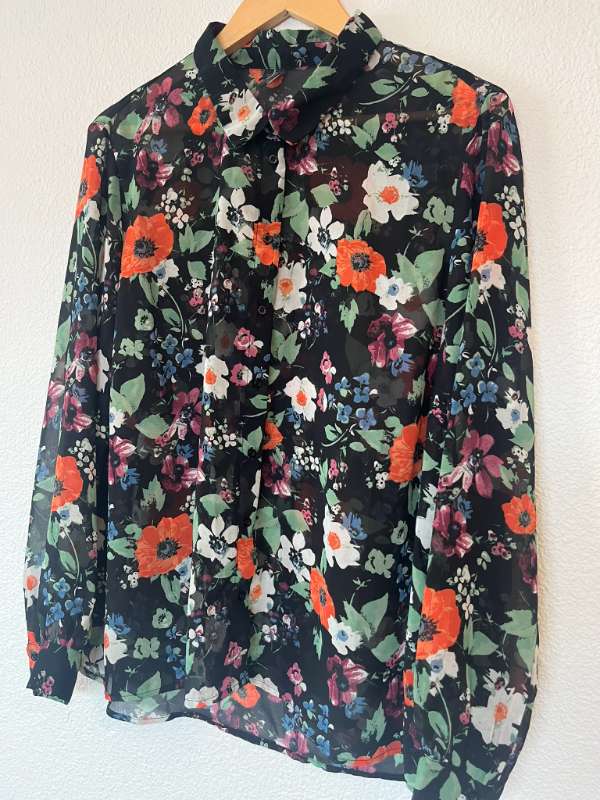 Svört blómaskyrta Vero Moda plus size