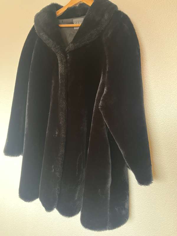 Svartur pels faux (passar M-2XL)