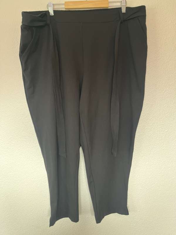 Svartar buxur bundnar plus size