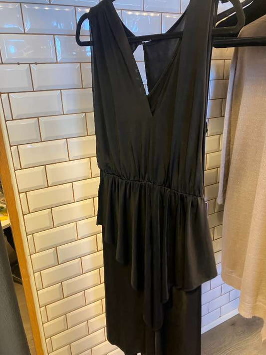 Svartur ermalaus kjóll