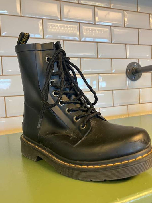 Svört uppreimuð stígvél