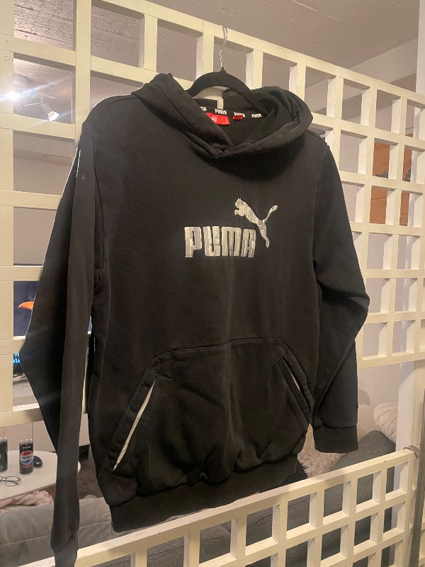 Svört hettupeysa - Puma