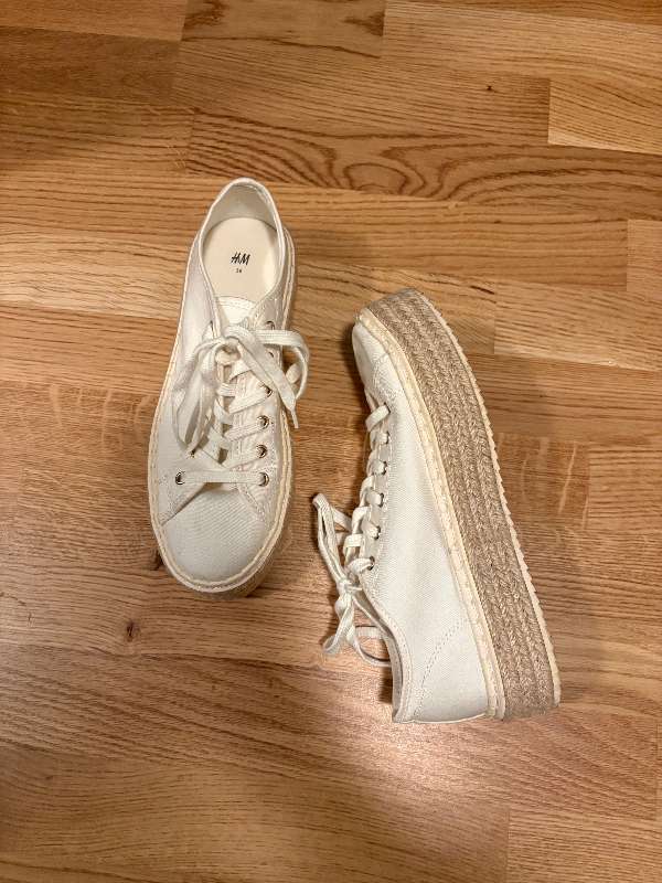 Hvítir strigaskór frá H&M