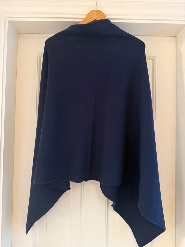 Holbrook blátt poncho úr Merino ull