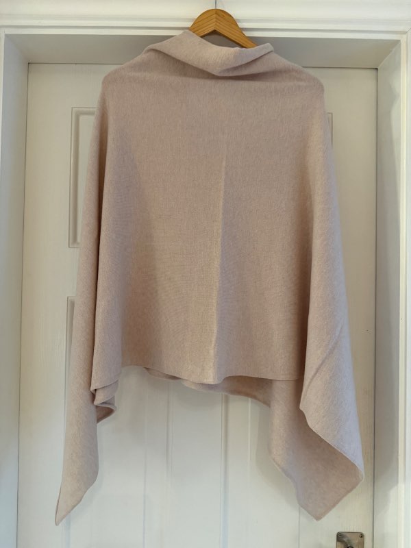 Holbrook drapplitað poncho úr Merino ull
