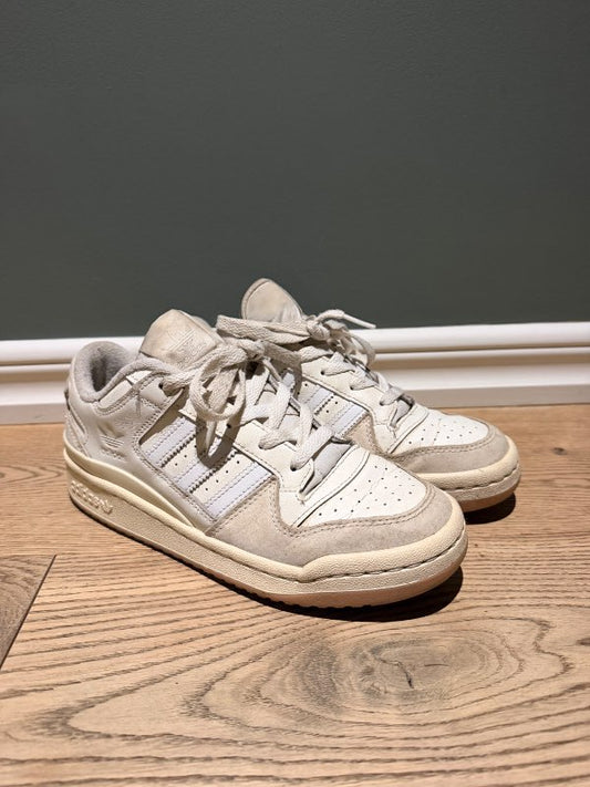 Adidas strigaskór hvítir