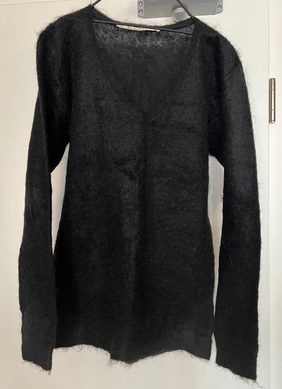 Jet Korine black V-neck sweater