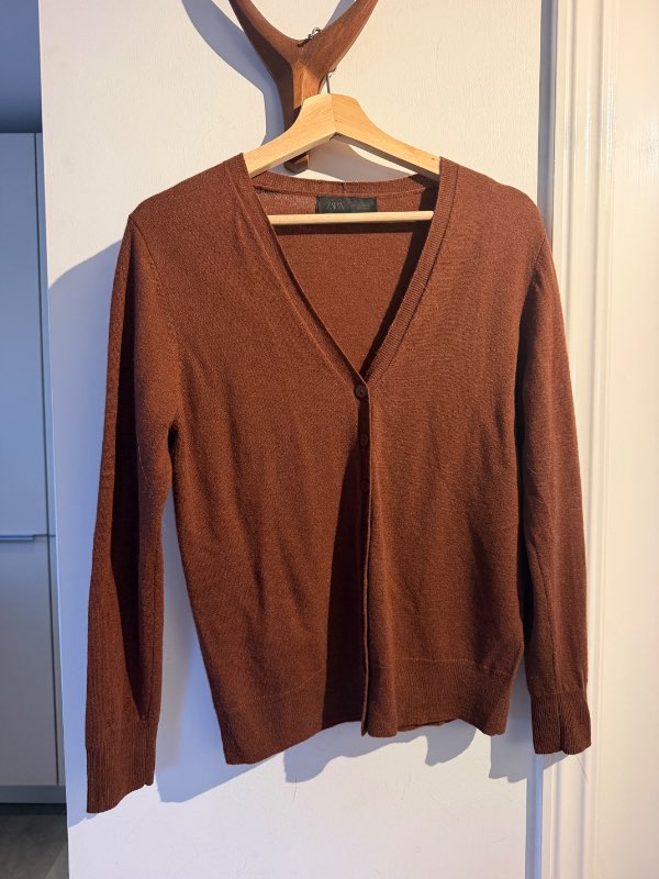 Zara brún ullarpeysa, hneppt. Ónotuð.