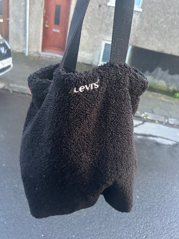 levi's svört taska