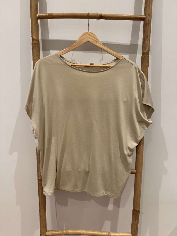 Uniqlo stuttermabolur (beige)