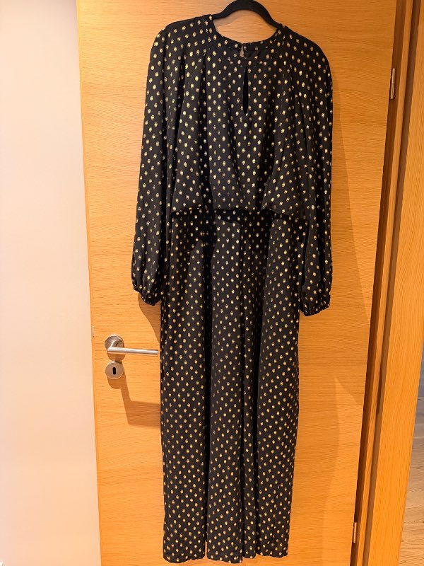 Never fully dressed samfestingur