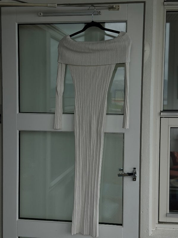 Hvítur off shoulder kjóll