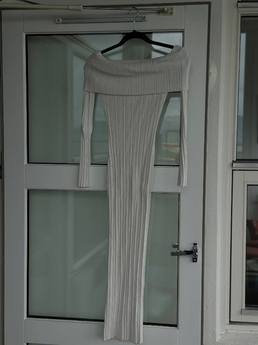 Hvítur off shoulder kjóll
