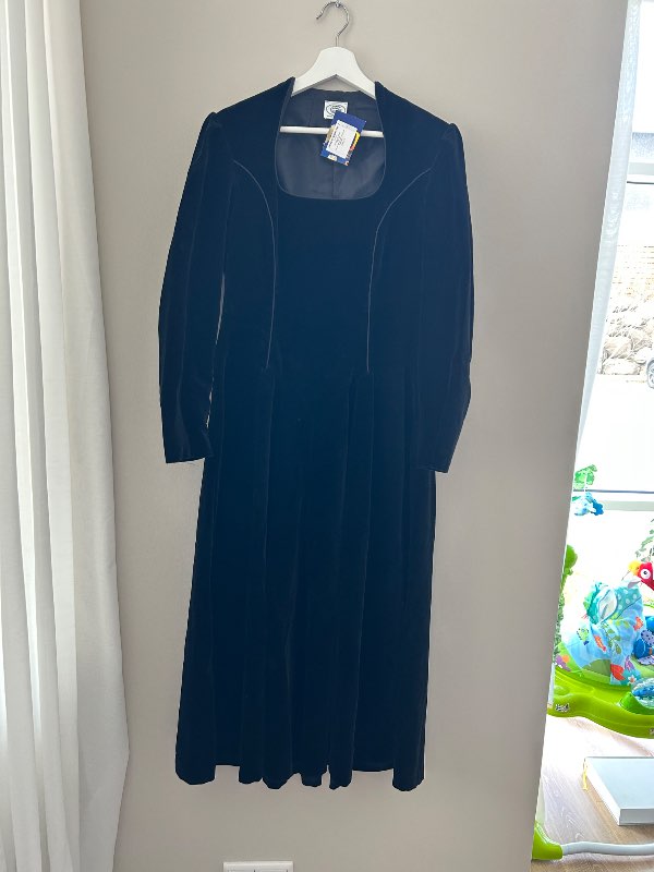 Laura Ashley svartur flauelskjóll