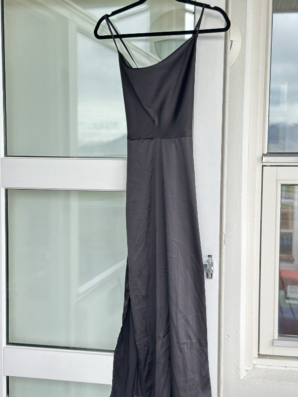 Svartur silkikjóll með klauf