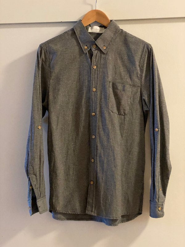 Men’s grey shirt