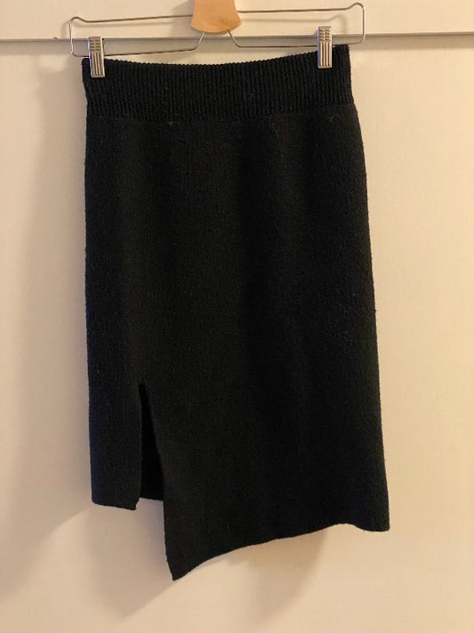 Black knitted skirt