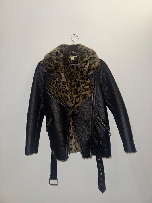 Svartur jakki með hlébarðaloði