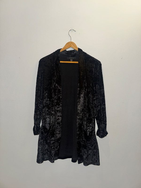 Svört yfirhöfn Amisu