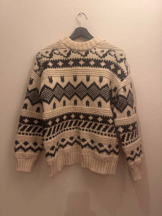 Peysa þykk hvít með svörtu munstri