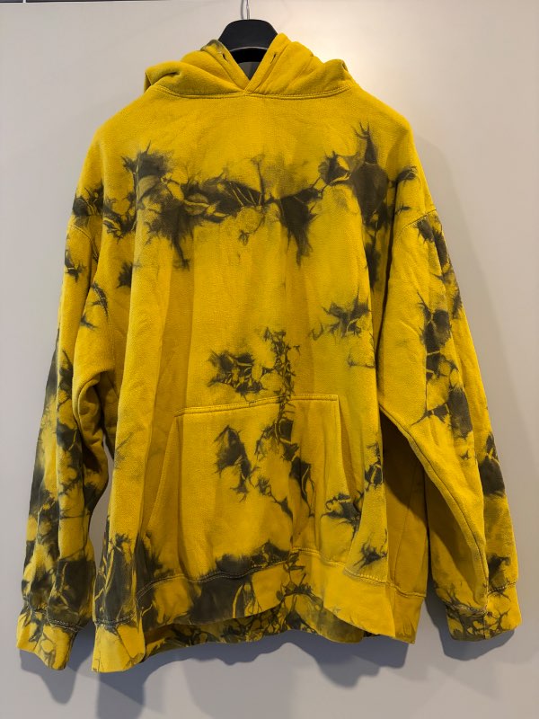 Gul og svört tiedye hettupeysa
