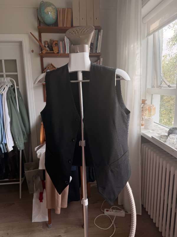 Svart Brocade Noir vesti