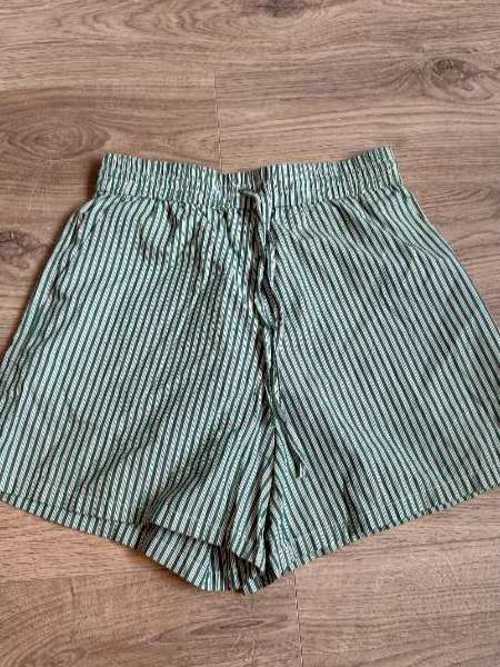 Grænröndóttar H&M stuttbuxur