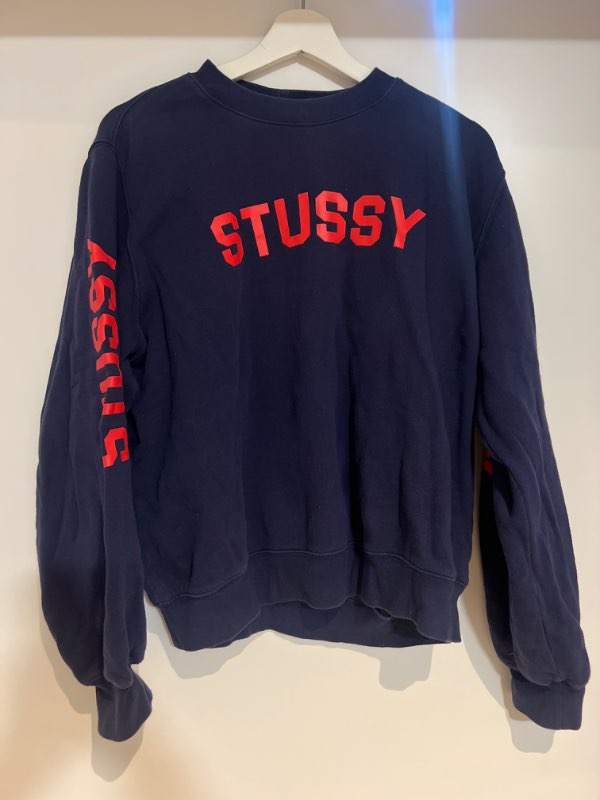 Blá Stussy peysa