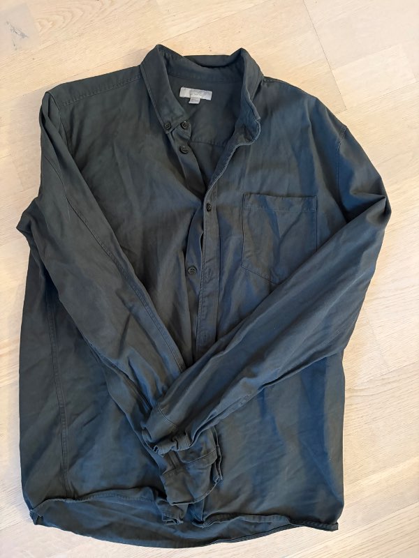 COS græn skyrta